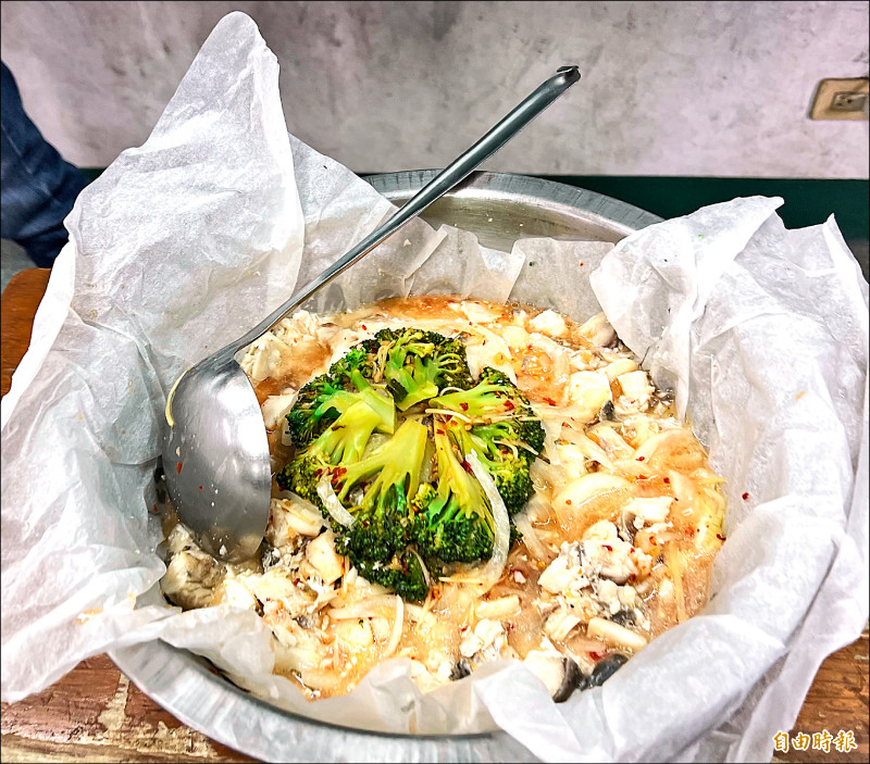 屏東縣營養午餐吃到在地優質美味鱸魚，鶴聲國小昨天以清蒸方式料理「薑燒鱸魚」。（記者羅欣貞攝）