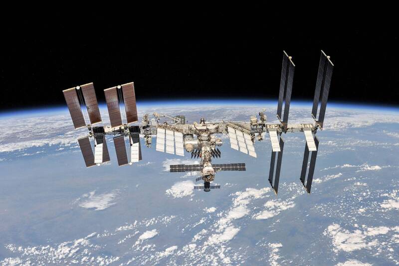 美國NASA太空人在國際太空站艙外維修時，不慎遺失10萬美元的工具包。國際太空站示意圖。（路透）