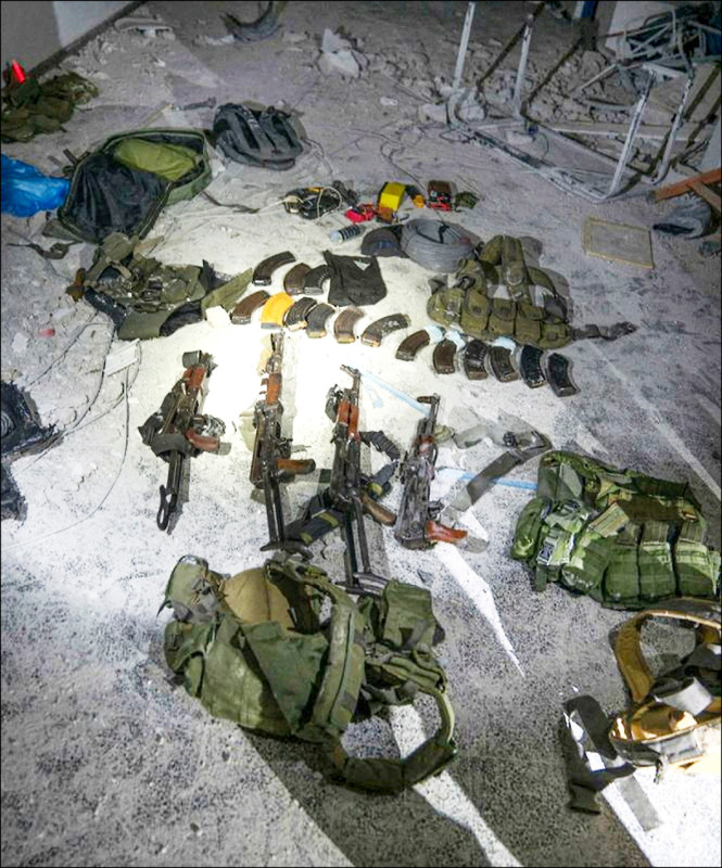 以色列发佈影片和照片，显示在加萨兰蒂西医院地下室发现一个指挥中心，内有哈玛斯存放的武器，包括突击步枪、手榴弹、自杀炸弹背心，以及其他爆裂物，并怀疑有人质被扣押在此处。（路透）(photo:LTN)