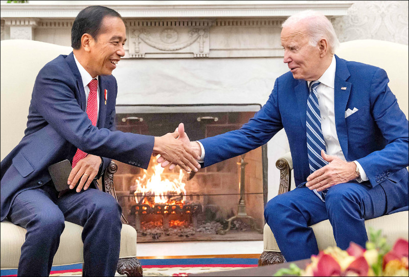 美國總統拜登十三日在白宮與來訪的印尼總統佐科威會談，正式將兩國關係提升至最高外交層級，並宣布新的國防合作協議，進一步強化美國在印度—太平洋地區的國防和貿易實力，以對抗中國影響力。（法新社）
