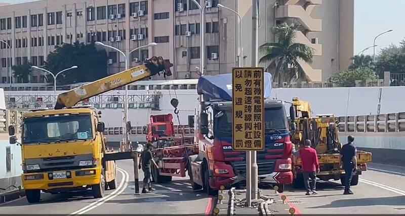 高雄過港隧道罕見連續發生車禍，2小時3起，幸無傷亡。（讀者提供）