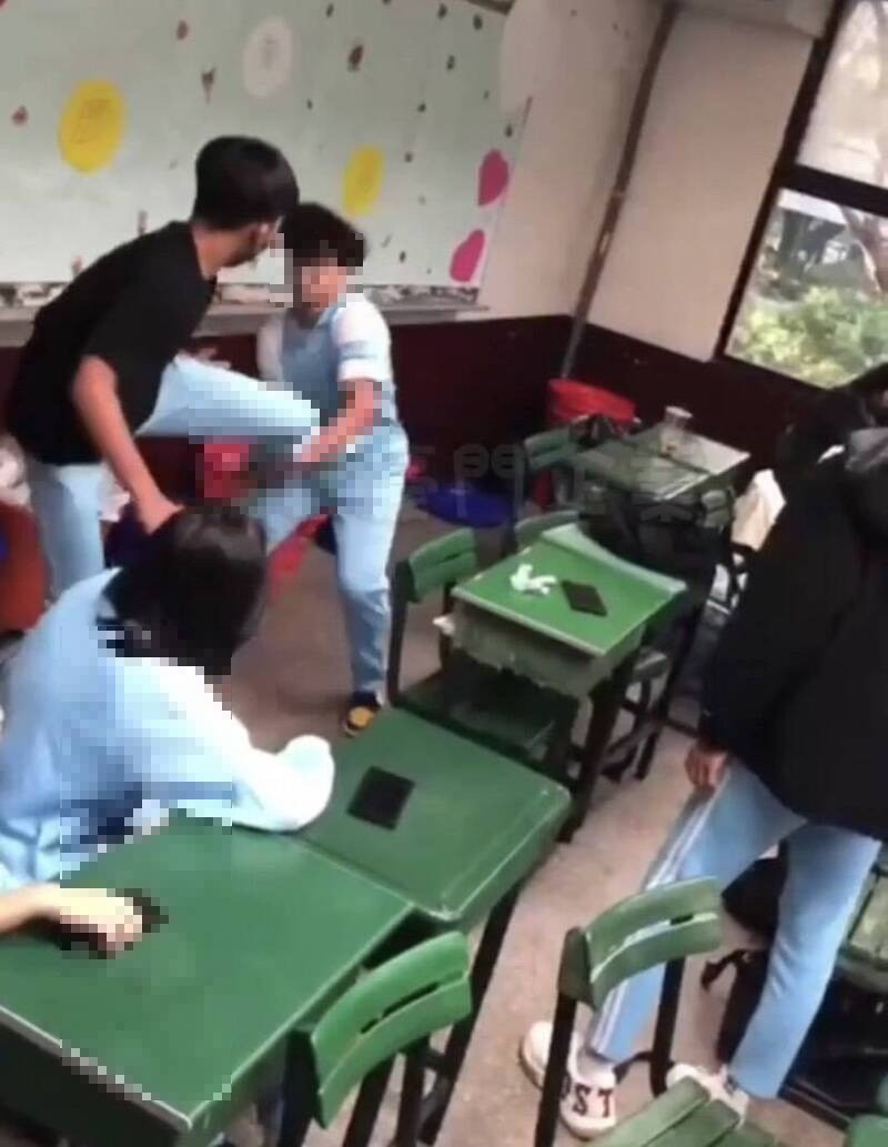 新竹市傳出私校高中生打架霸凌圍毆事件，影片中男學生多次踢對方的腹部及肚子。（截取自影片）