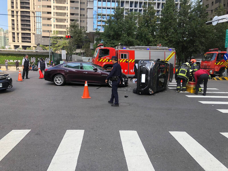 發生車禍的七期路口，警方到場處理。（民眾提供）