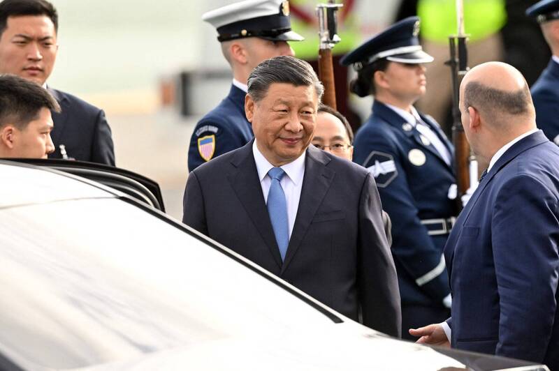 中国国家主席习近平赴美国参加APEC领袖峰会，美西时间14日飞抵旧金山机场。（法新社）(photo:LTN)