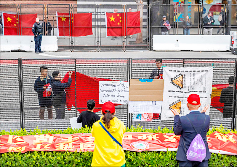 習近平下榻舊金山瑞吉飯店，中國官員在習抵達前試圖遮掩反習或反中標語。（法新社）