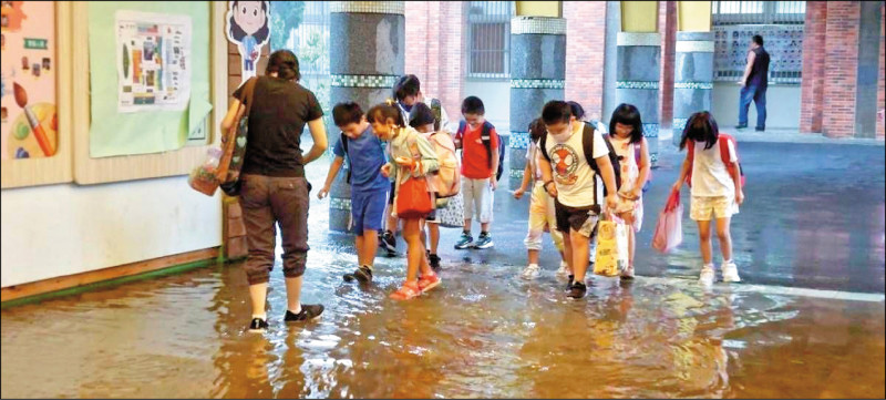 9月6日豪大雨導致八德區瑞豐國小大淹水。（校方提供）