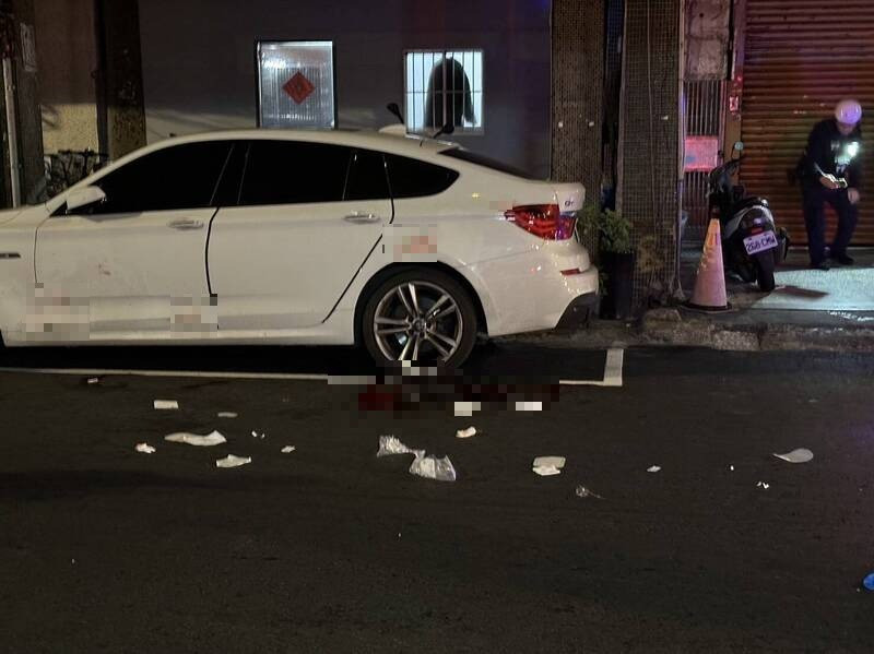 台北市大同區街頭血腥鬥毆，2人死亡1人重傷搶救中，路旁的車輛和地面血跡斑斑。（記者劉慶侯翻攝）