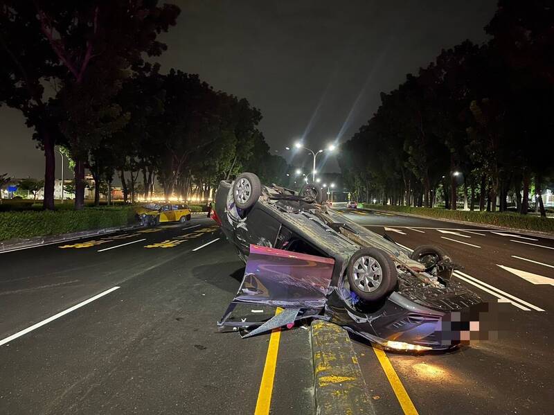 一部豐田Altis遭撞翻，車門還被撞斷。（民眾提供）