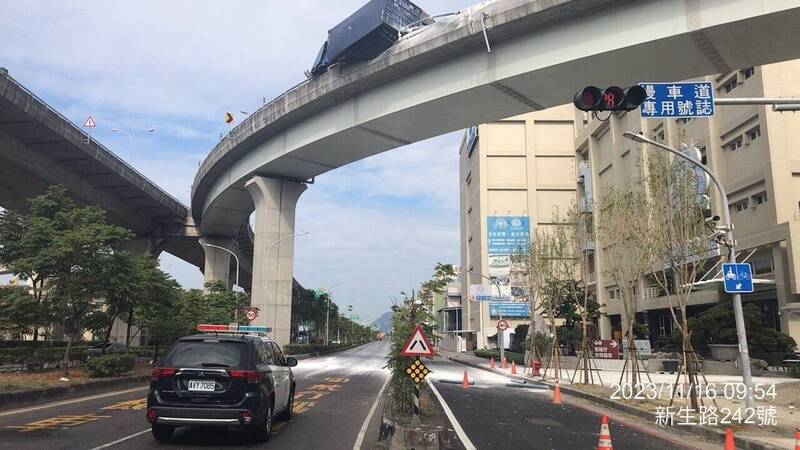 貨櫃車行經國道一號南下高雄端往第一、二貨櫃中心出口匝道時，疑因車速過快導致車輛失控撞上護欄後翻覆。（民眾提供）