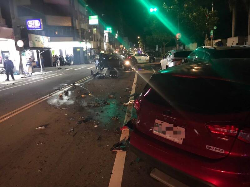 鄭男駕駛轎車失控撞毀路邊車輛。（警方提供）