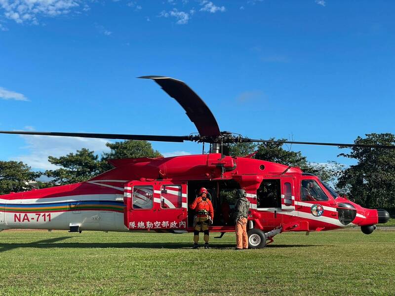 花蓮縣消防局5名搜救人員上午搭空勤黑鷹直升機，出發前往太平谷營地進行搜救任務。（圖由消防局提供）