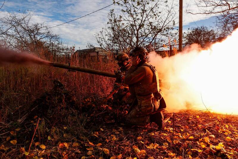 烏克蘭特種部隊在阿夫迪夫卡（Avdiivka）前線，向俄軍發射SPG-9反裝甲榴彈砲。（路透）