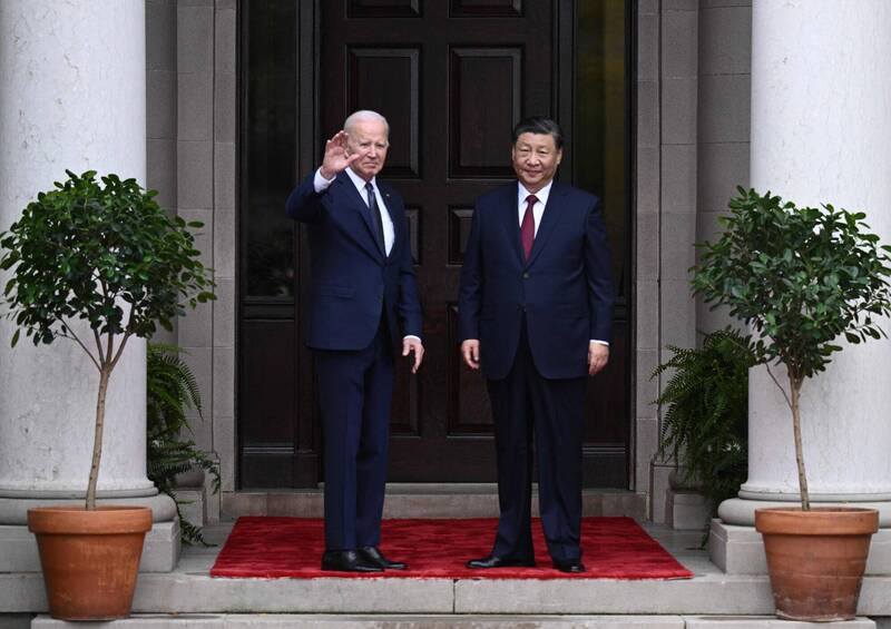 习近平（右）15日在拜习会上向拜登（左）强调，台湾是中美关系之间，最大也最危险的议题，但否认外传2027或2035攻台计画，声称「没人跟我讨论这件事」。（法新社）(photo:LTN)