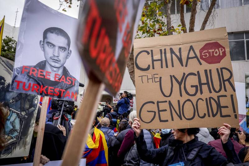 習近平訪美，舊金山中國領事館外群眾聚集抗議中國對新疆維吾爾人種族屠殺。（美聯社）