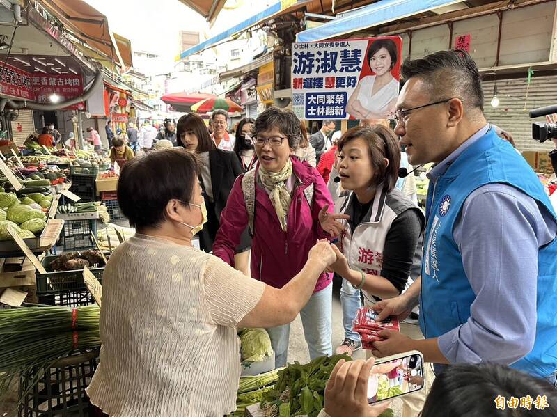 張斯綱（右一）、游淑慧（右二）、蔡壁如（右三）聯合掃街。（記者甘孟霖攝）