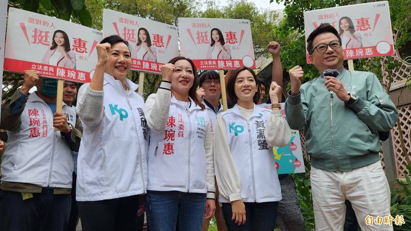 陳琬惠（左3）今天上午在不分區立委吳欣盈（左2）、學姐台北市議員黃瀞瑩（左4）的陪同下到宜縣選委會領表。（記者游明金攝）