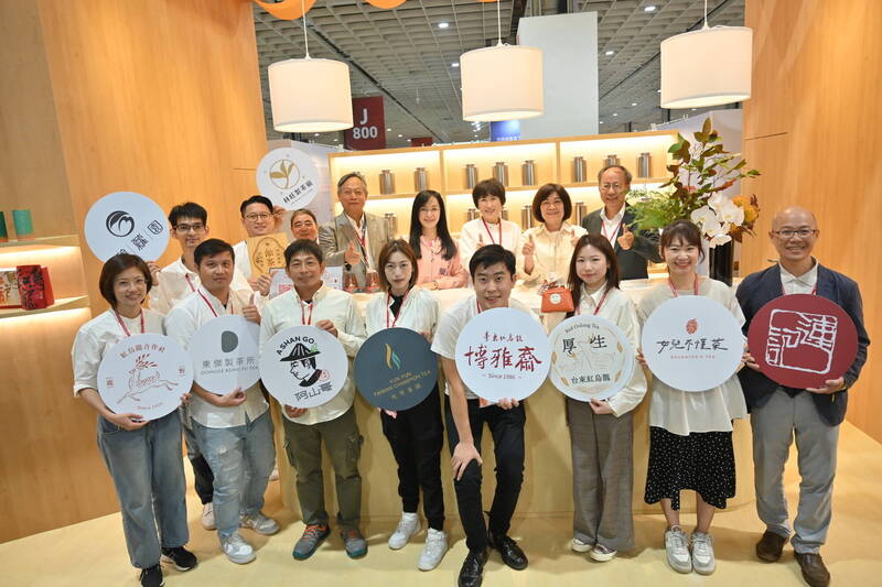 饒慶鈴（後排右3）率團北上參加「2023台灣國際茶業博覽會」，共推慢茶文化。（台東縣政府提供）