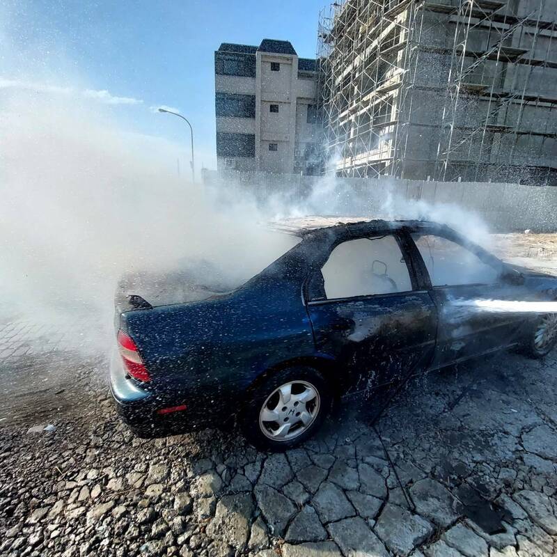 彰化伸港傳出火燒車，救災人員趕抵現場撲滅火勢。（民眾提供）