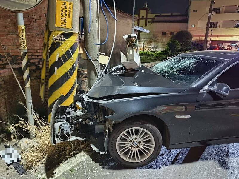 彰化花壇發生酒駕自撞意外，不只BMW車頭凹毀，電桿也撞斷了。（民眾提供）