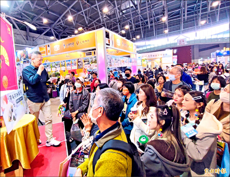 大台南國際旅展熱鬧開幕，各攤位前滿滿人潮。（記者吳俊鋒攝）