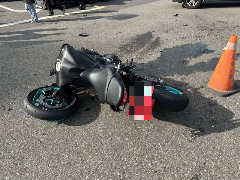 台2線石門核一廠路段,今天上午發生紅牌重型機車與小貨車碰撞事故,重機車頭斷裂。(記者林嘉東翻攝) 台2線石門核一廠路段,今天上午發生紅牌重型機車與小貨車碰撞事故,重機車頭斷裂。(記者林嘉東翻攝)