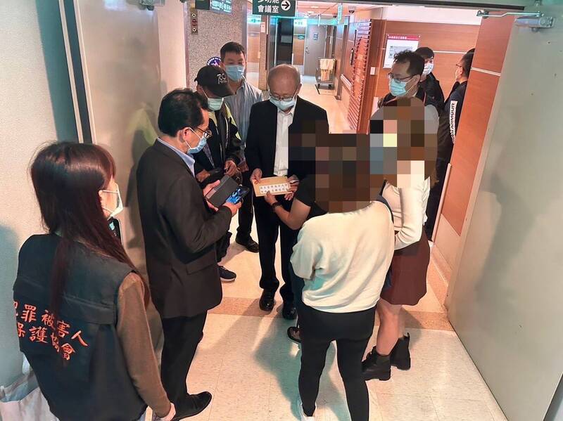 基隆市警一分局偵查隊隊長、三組家防官等多人提供家屬急難慰問金。（記者林嘉東翻攝）