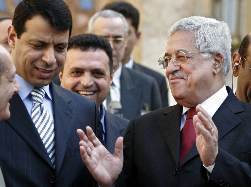 據傳外界普遍支持巴勒斯坦自治政府在以哈戰後接管加薩，並以巴人政府的前任加薩安全事務官達蘭為首，年逾8旬的巴人政府主席阿巴斯則轉任榮譽職。圖為阿巴斯（右）2007年2月準備離開在埃及開羅的召開記者會時的留影，左為達蘭。（美聯社檔案照）