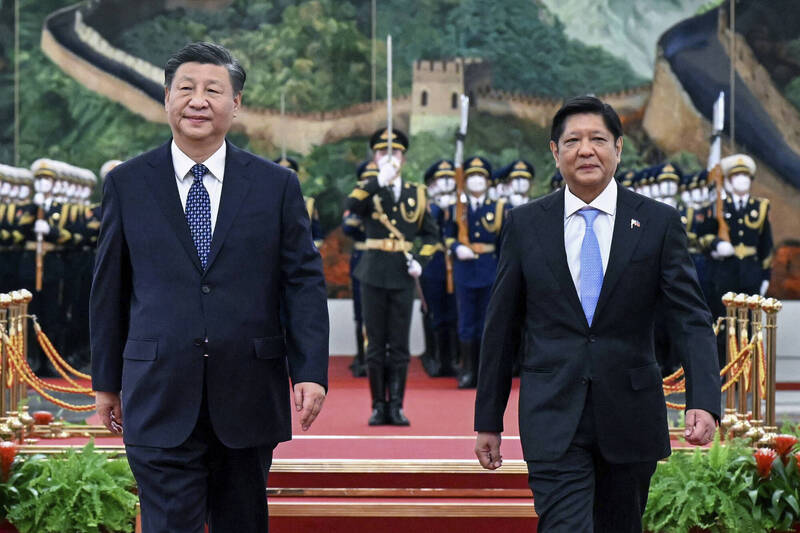 菲律賓總統小馬可仕17日在舊金山APEC場邊與中國國家主席習近平會談。圖為小馬可仕今年1月訪問中國，由習近平親自接待。（美聯社檔案照）