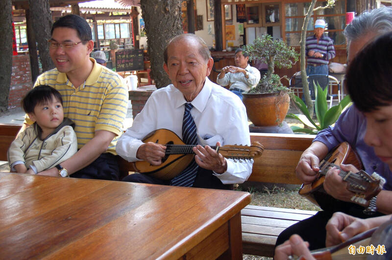 2014年87歲的許文龍，在台南鹽水台灣詩路園區彈唱。（資料照，記者楊金城攝）