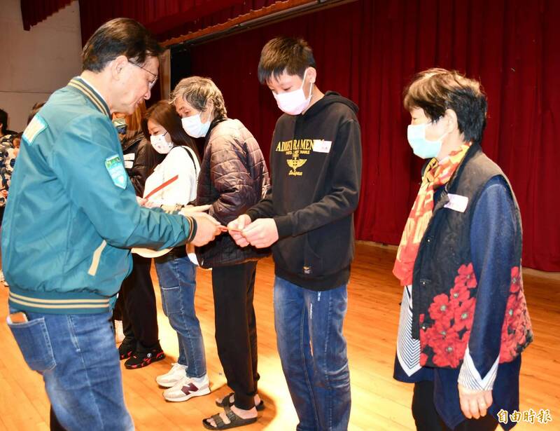 彰化市長林世賢(左)逐一頒發教育補助費。(記者湯世名攝) 彰化市長林世賢(左)逐一頒發教育補助費。(記者湯世名攝)