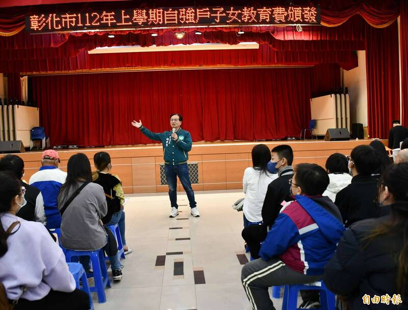 林世賢(中)期勉同學多孝順父母並用功讀書以增加自信進而創造成功的機會。(記者湯世名攝) 林世賢(中)期勉同學多孝順父母並用功讀書以增加自信進而創造成功的機會。(記者湯世名攝)