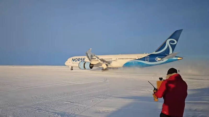 北欧大西洋航空（Norse Atlantic Airways）」一架波音787「梦幻客机」15日降落南极大陆。（取自挪威极地研究所YouTube频道：https://youtu.be/jsiCCqnlClA?si=oVdhT--rpMBuXuE7）(photo:LTN)