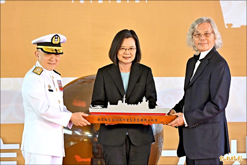 海軍輕型巡防艦防空型原型艦昨開工，中信造船公司董事長韓碧祥（右）致贈蔡英文總統（中）輕型巡防艦模型。（記者李惠洲攝）