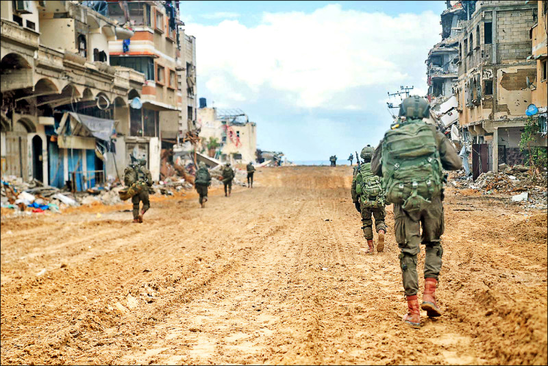 以軍十六日繼續在哈瑪斯控制的加薩走廊北部進行掃蕩行動。（法新社）