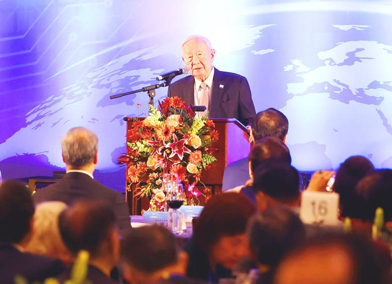 
Taiwan Semiconductor Manufacturing Co founder Morris Chang speaks during a banquet on the last day of APEC Economic Leaders’ Week in San Francisco on Friday.
Photo: CNA