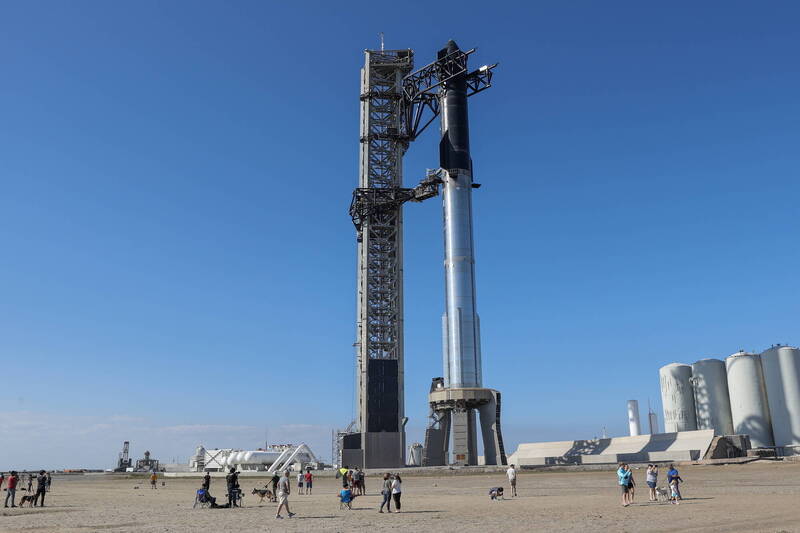 SpaceX新一代太空飛行器「星艦」，準備在台灣時間18日晚間9時於德州再次試射升空。（歐新社）