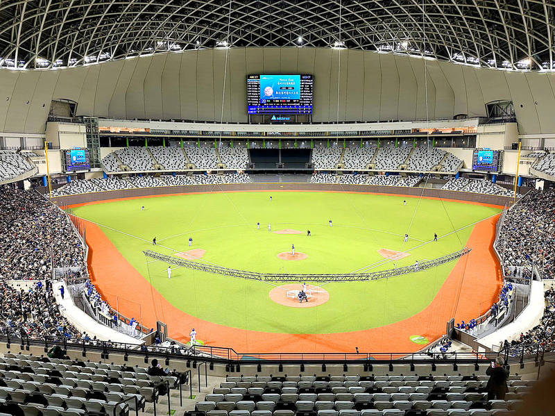 
An estimated crowd of 13,000 people attend a free exhibition baseball game at the Taipei Dome yesterday.
Photo: CNA
