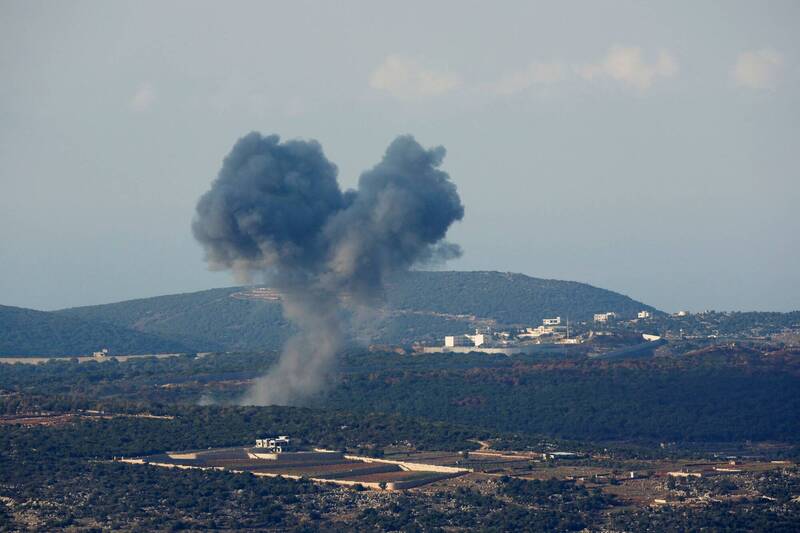 18日在以色列发动空袭后，黎巴嫩边境一侧浓烟窜天际。（路透社）(photo:LTN)