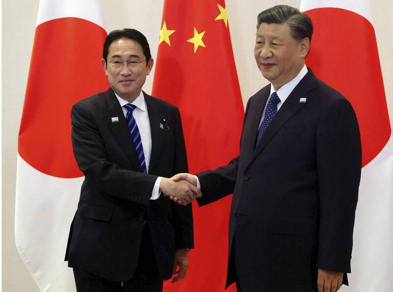 日本首相岸田文雄與中國國家主席習近平會晤，中國網路反日言論全都消失。（美聯社）