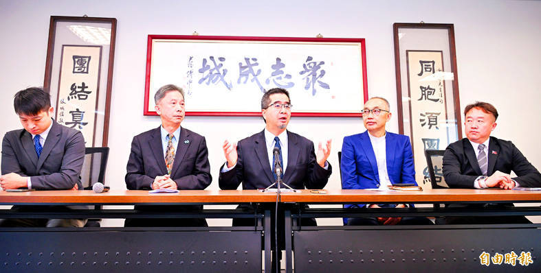 
From left, Taiwan People’s Party （TPP） Deputy Secretary-General Osmar Hsu; TPP Secretary-General Tom Chou; Ma Ying-jeou Foundation director Hsiao Hsu-tsen, Hsieh Cheng-ta, deputy director of Chinese Nationalist Party （KMT） presidential candidate Hou You-yi’s campaign office; and KMT Deputy Secretary-General Chiang Chun-ting attend a news conference in Taipei yesterday.
Photo: Fang Pin-chao, Taipei Times