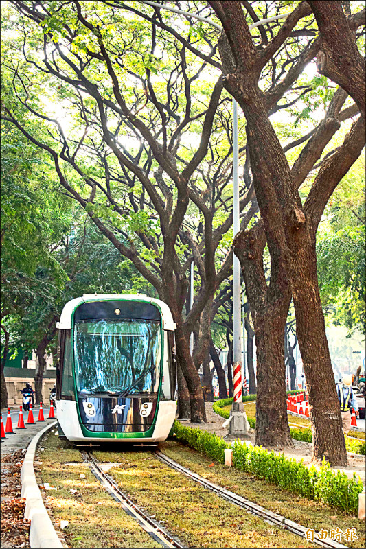 高雄輕軌昨駛進雨豆樹路段試車。（記者葛祐豪攝）