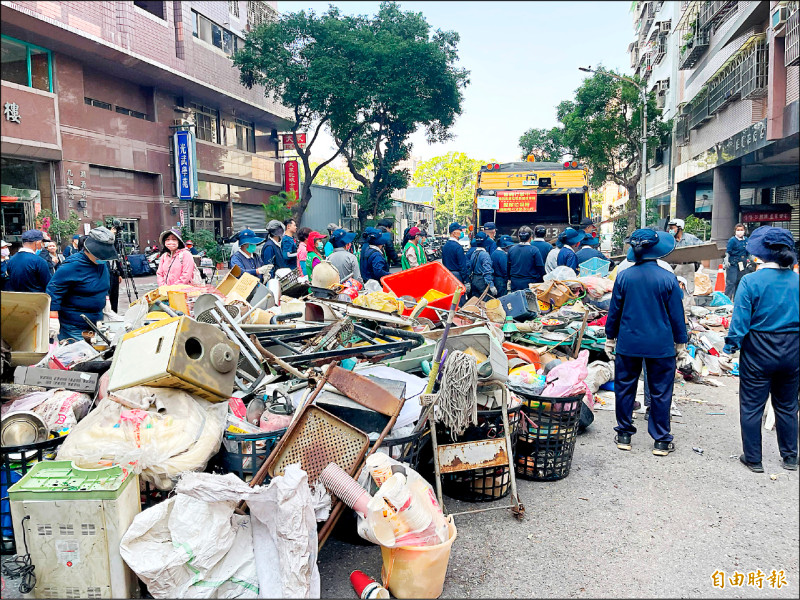 高雄市三民區淵源街一處上百坪鐵皮屋內堆滿垃圾和回收物，，昨早動員近六十名志工前往協助清理。（記者許麗娟攝）