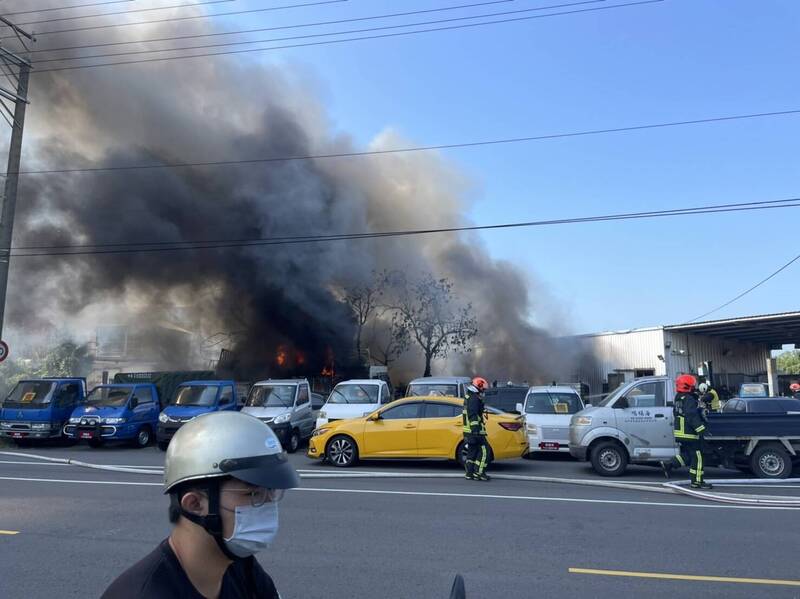台中市大甲中山路一處汽車修配廠外發生大火，濃煙密布。（民眾提供）