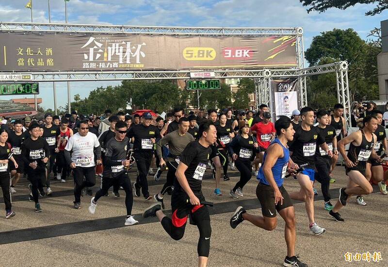 金門首屆金酒杯路跑登場，近二千名跑者熱情參與。（記者吳正庭攝）