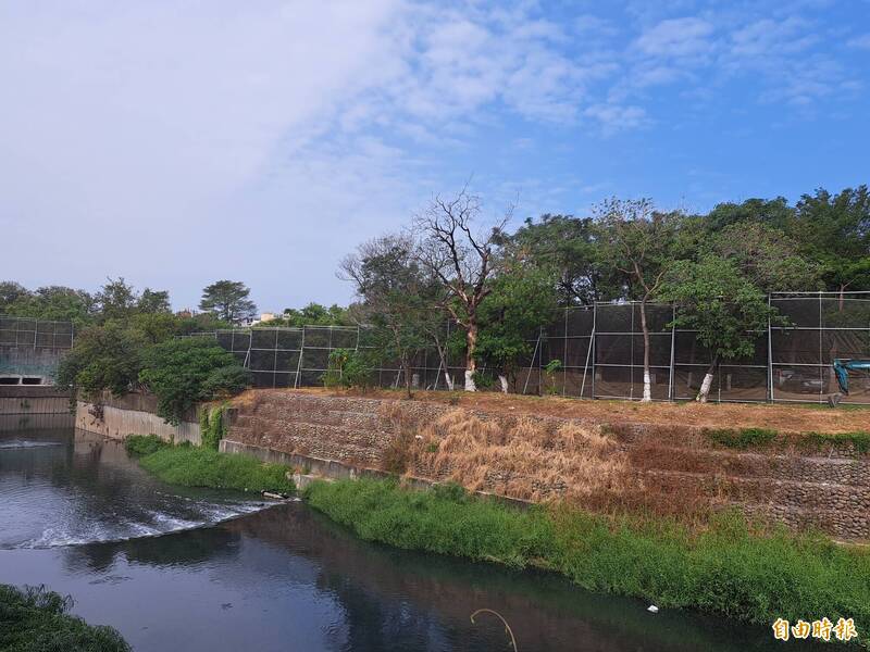南市竹溪水岸步道工程，設計有「防彈」隔離牆，保護民眾安全，防護設施將於明年初與步道工程一併完工。（記者蔡文居攝）