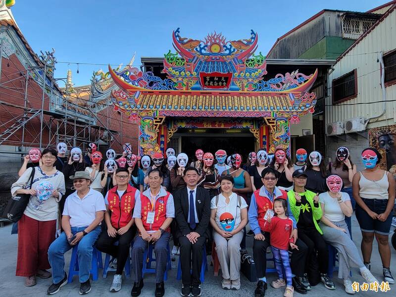 來自北台灣35名外籍交換生參訪台南元和宮全台白龍庵，體驗八家將臉譜彩繪DIY。（記者王姝琇攝）