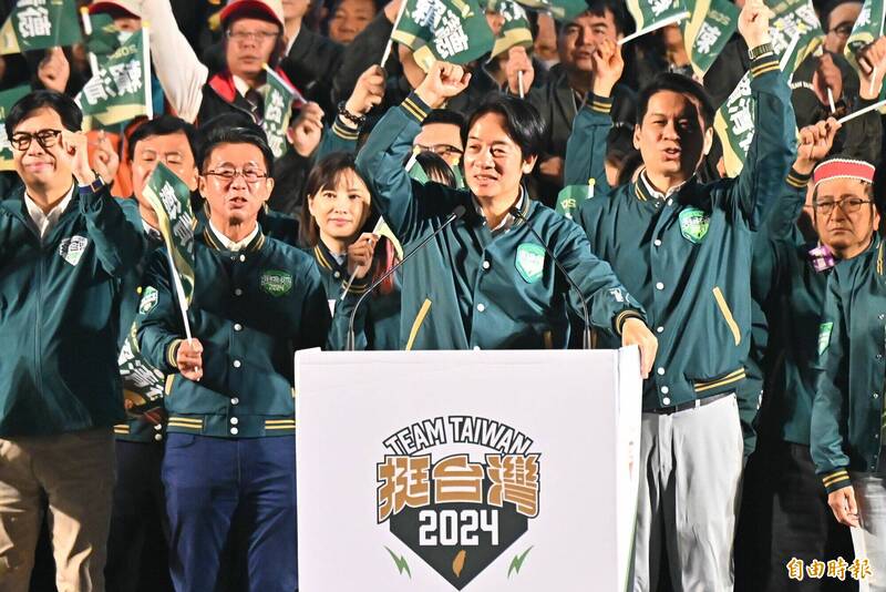 賴清德呼籲大家,明年大選,選對的人、走對的路 ,讓他與陳其邁共同拚台灣、拚高雄的未來。(記者李惠洲攝) 賴清德呼籲大家,明年大選,選對的人、走對的路 ,讓他與陳其邁共同拚台灣、拚高雄的未來。(記者李惠洲攝)