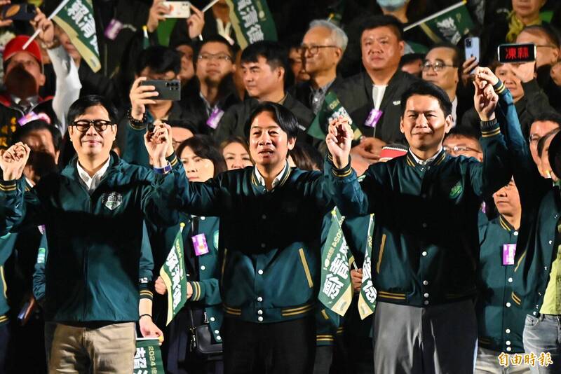 賴清德(中)、陳其邁(左),為左楠區立委參選人李柏毅加油打氣。(記者李惠洲攝) 賴清德(中)、陳其邁(左),為左楠區立委參選人李柏毅加油打氣。(記者李惠洲攝)