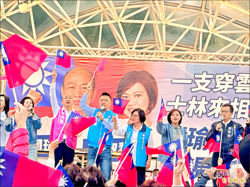 韓國瑜（左二）昨為國民黨立委參選人游淑慧（右二）站台，與會還有立委參選人羅智強（右一）、張斯綱（左三）等人。（記者陳冠甫攝）