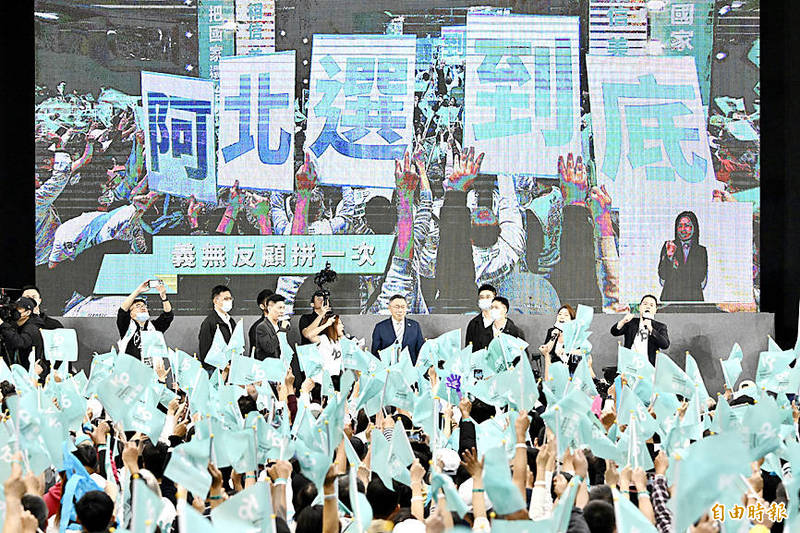Taiwan People’s Party （TPP） Chairman and presidential candidate Ko Wen-je, center, stands on a stage as supporters cheer and wave TPP flags at a campaign event in New Taipei City yesterday.
Photo: George Tsorng, Taipei Times